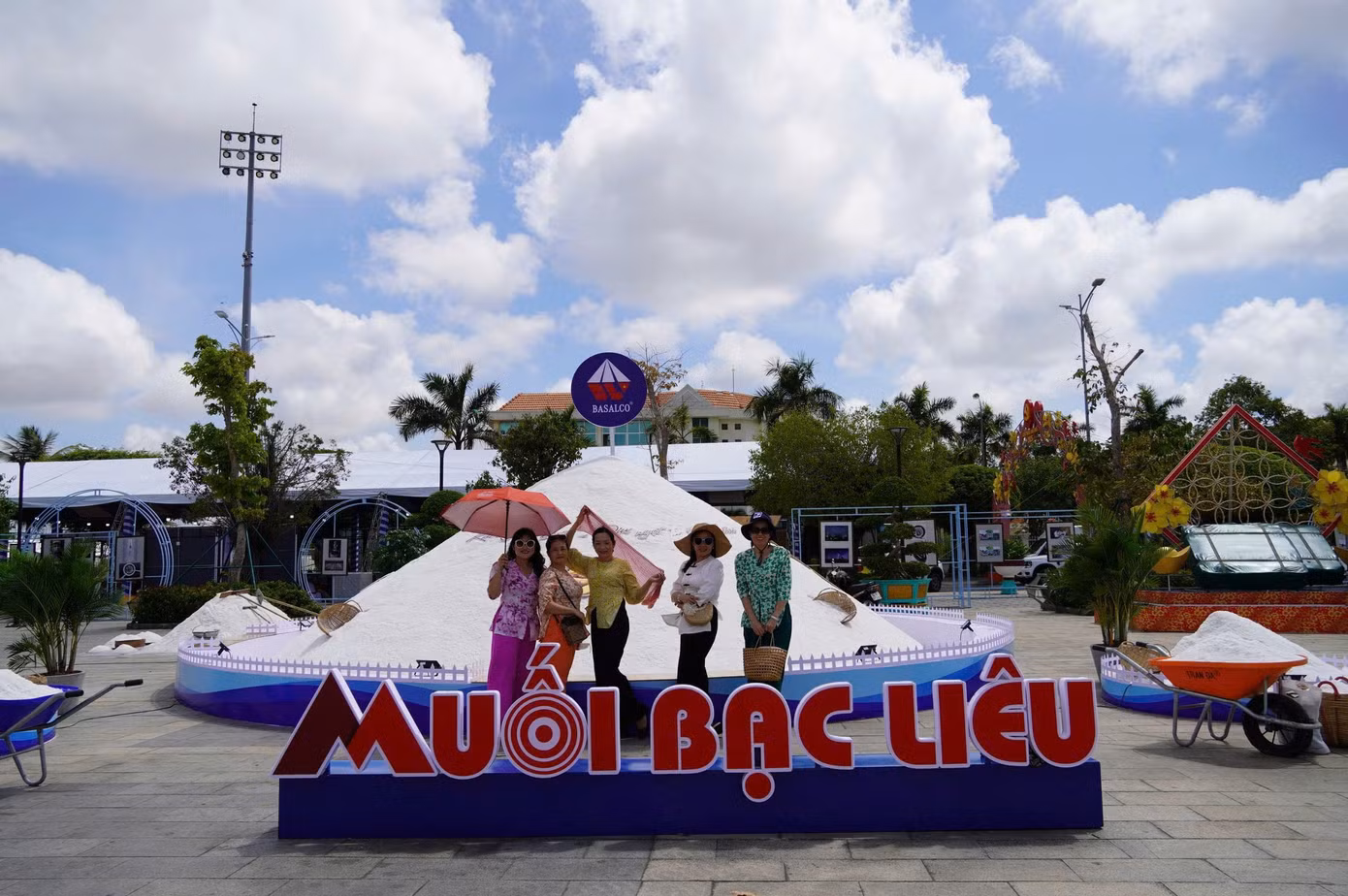 Núi muối tại festival thu hút nhiều du khách chụp hình. Núi muối tại festival thu hút nhiều du khách chụp hình.
