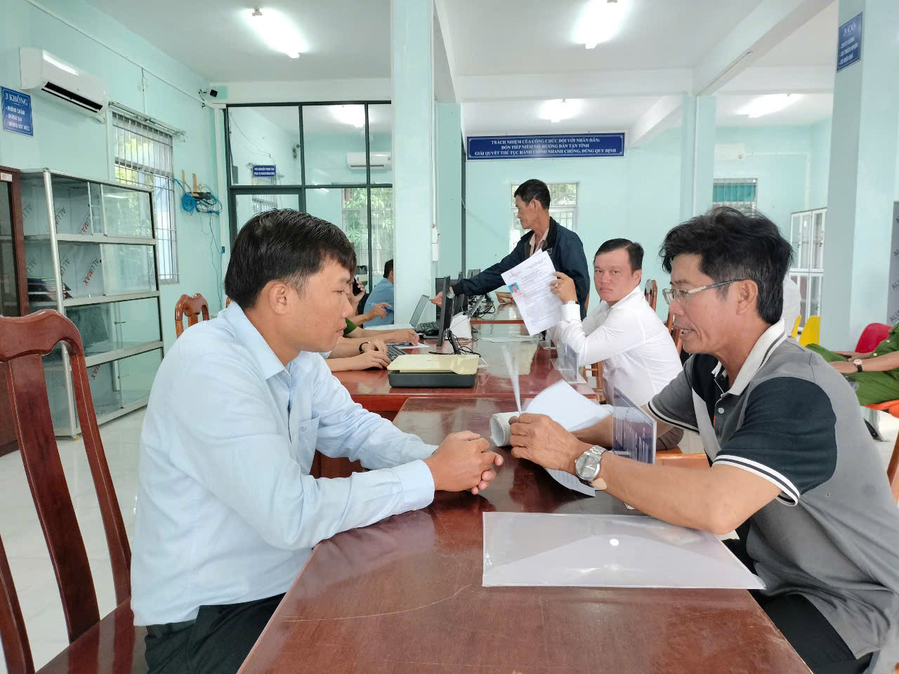 Những công dân đầu tiên đến trụ sở xã Đất Mũi để làm thủ tục hành chính. Những công dân đầu tiên đến trụ sở xã Đất Mũi để làm thủ tục hành chính.