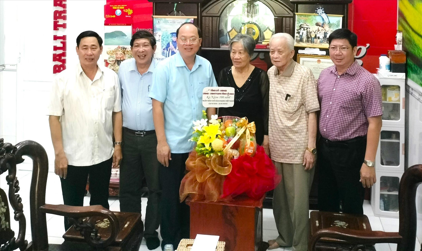 Bí thư Tỉnh ủy Cà Mau - Nguyễn Hồ Hải (người thứ 3 từ trái sang), đến thăm nhà báo Phạm Văn Tri (Bảy Minh). Bí thư Tỉnh ủy Cà Mau - Nguyễn Hồ Hải (người thứ 3 từ trái sang), đến thăm nhà báo Phạm Văn Tri (Bảy Minh).