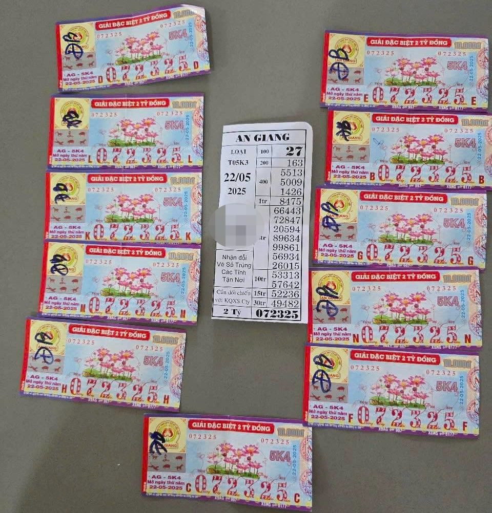 Hình ảnh các tờ vé số trúng giải đặc biệt đổi thưởng ở Bạc Liêu. Hình ảnh các tờ vé số trúng giải đặc biệt đổi thưởng ở Bạc Liêu.