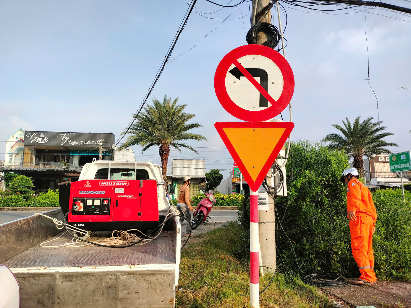 Điện lực huyện Năm Căn đưa phương tiện túc trực kỳ thi.