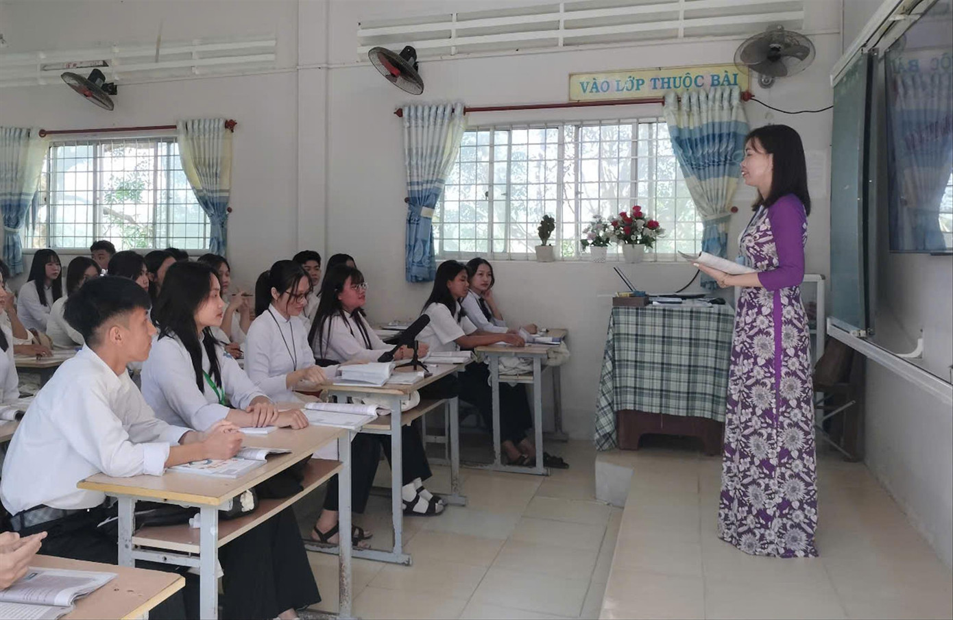 Cô Huỳnh Sơn Ca trổ tài hát cải lương ngay trên bục giảng.