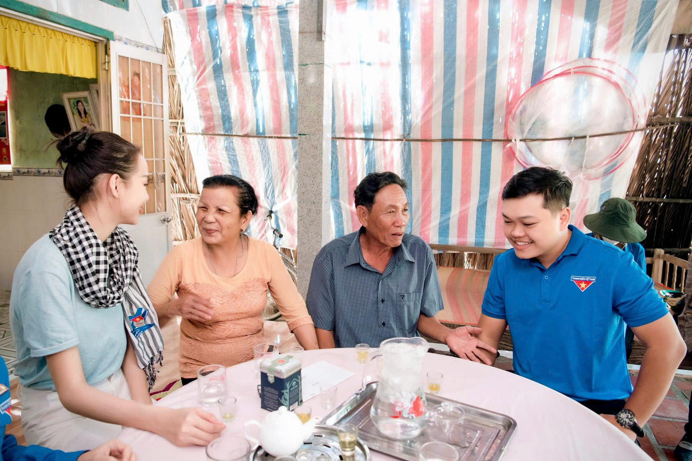 Anh Lê Trần Anh Hùng cùng Hoa hậu Lê Nguyễn Bảo Ngọc đến thăm gia đình chính sách tại huyện Ngọc Hiển).