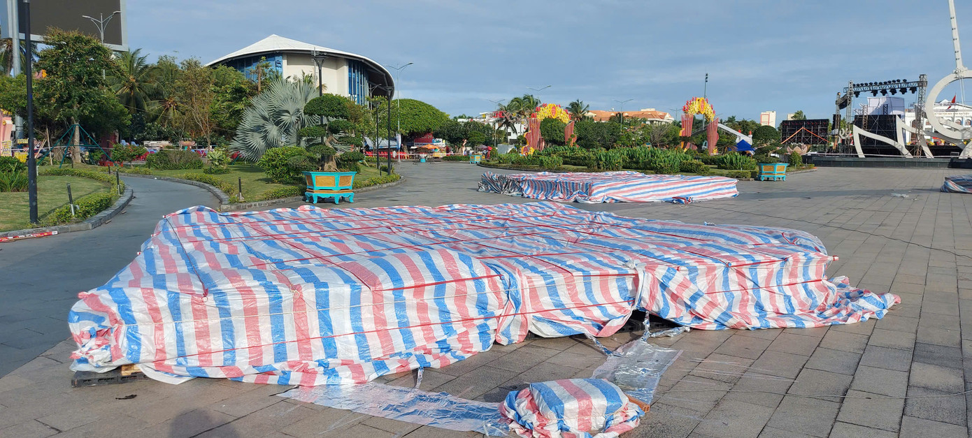 Các giàn pháo sau khi hoàn thành lắp đặt sẽ được bọc giấy bạc và phủ bạt để tránh bị ảnh hưởng thời tiết.