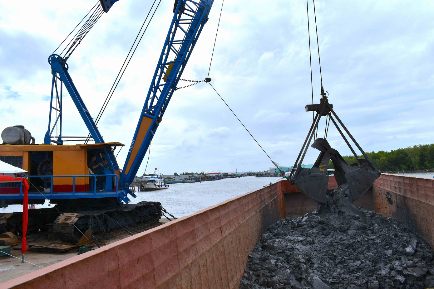 Dự án nạo vét cửa biển Cái Đôi Vàm với tổng khối lượng dự kiến hơn 400 nghìn mét khối đất theo hình thức xã hội hóa.