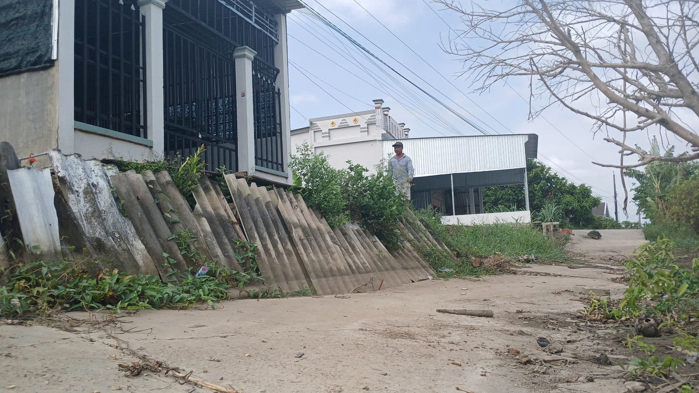 Theo nhận định của ngành chức năng tỉnh Cà Mau, nguyên nhân chính dẫn đến tình trạng sụt lún, sạt lở đất tại huyện Trần Văn Thời trong những năm gần đây do cao độ đáy kênh sâu. Mùa khô, nước trong kênh rạch giảm, làm mặt đường và mặt nước thêm chênh lệch, đất co ngót dẫn tới sụt lún, sạt lở.