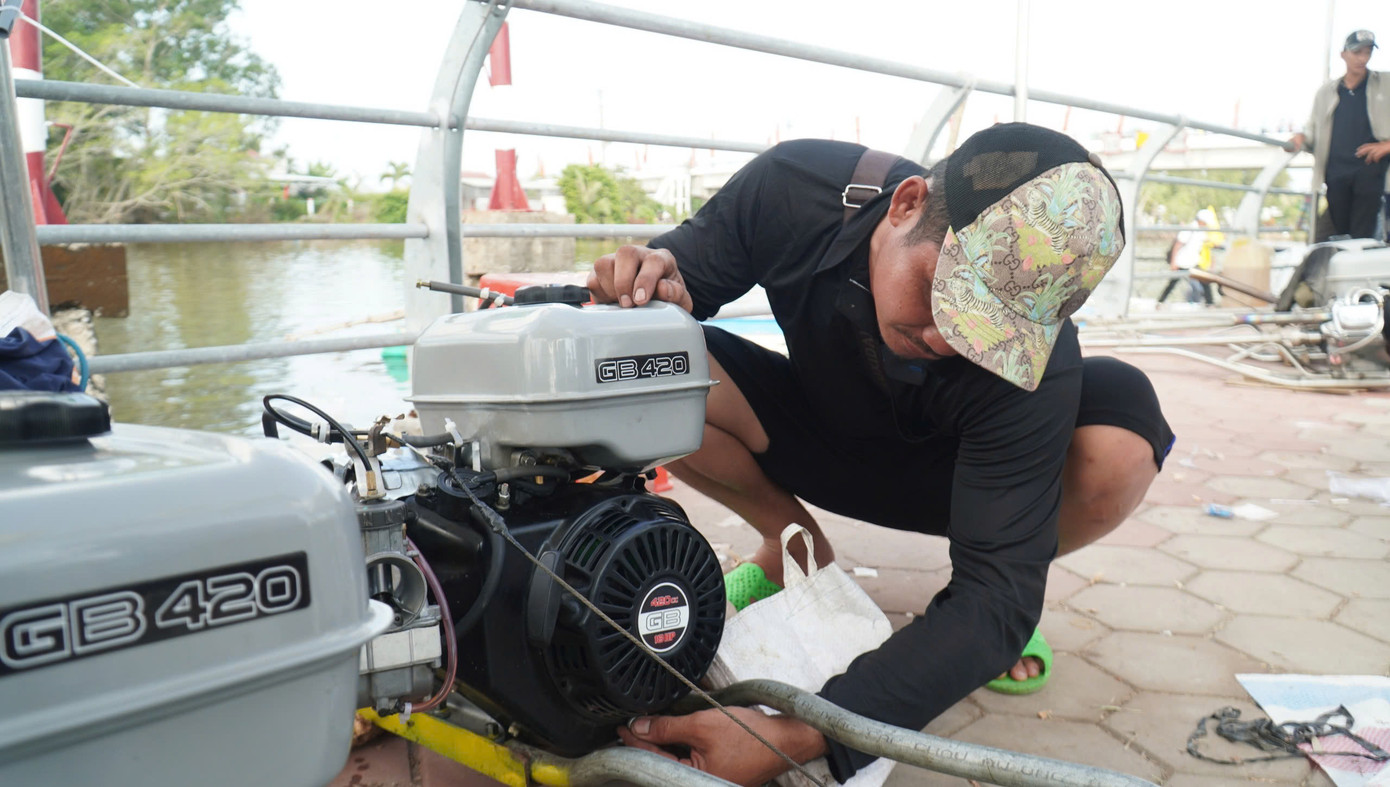 Các tay đua kiểm tra phương tiện trước khi thi đấu.