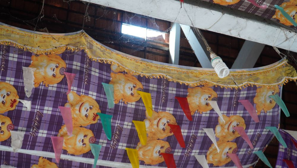 Phần mái ngói chùa bị dột nhiều nơi gây ảnh hưởng rất lớn đến sinh hoạt, hoạt động tín ngưỡng khi phật tử tới chùa, nhất là vào mùa mưa.