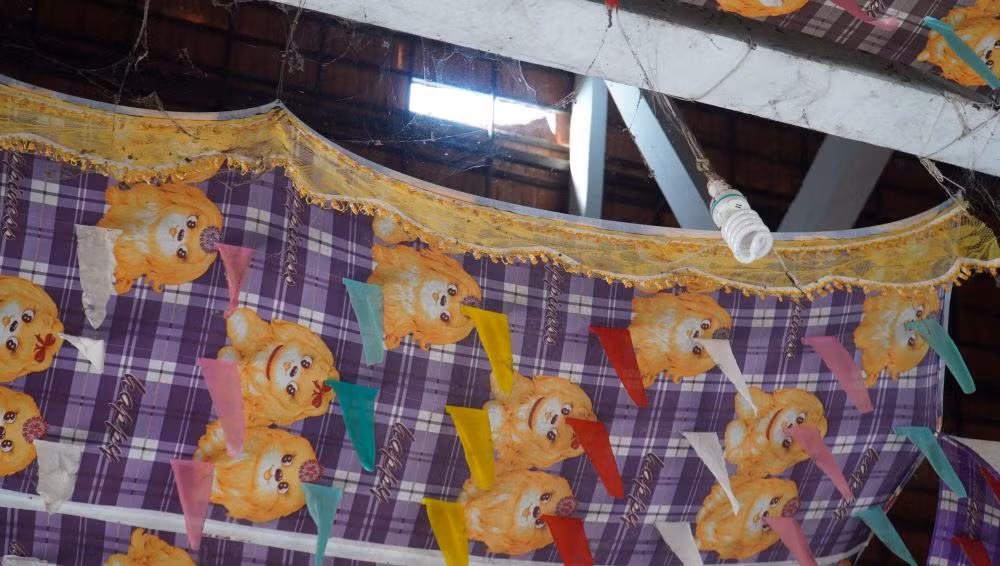 Phần mái ngói chùa bị dột nhiều nơi gây ảnh hưởng rất lớn đến sinh hoạt, hoạt động tín ngưỡng khi phật tử tới chùa, nhất là vào mùa mưa.