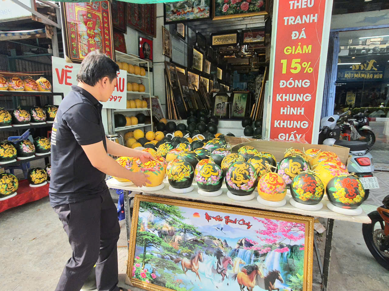 Với kinh nghiệm hơn 10 năm khắc chữ thư pháp, tay nghề anh Luẫn được nhiều người biết đến và lựa chọn để đặt.