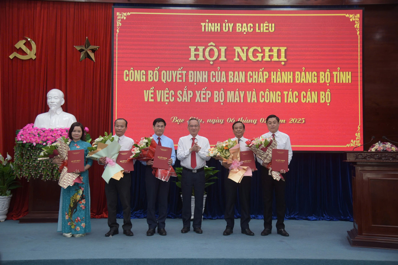 Lãnh đạo tỉnh Bạc Liêu trao quyết định và tặng hoa chúc mừng lãnh đạo Ban Tuyên giáo và Dân vận Tỉnh ủy.