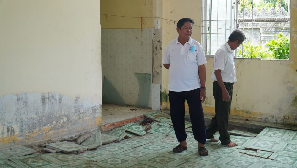 Nhiều hạng mục di tích lịch sử quốc gia này không sử dụng được, nền gạch bị lún, tường bong tróc.