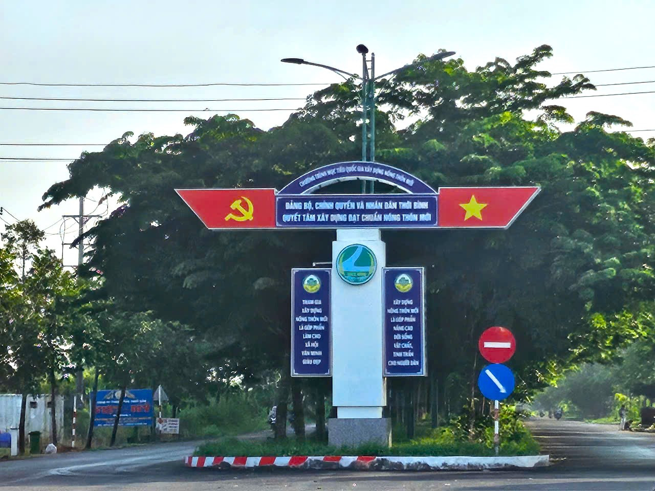 Dây điện chiếu sáng dọc theo tuyến Xuyên Á, đoạn qua thị trấn Thới Bình (huyện Thới Bình) bị cắt trộm.