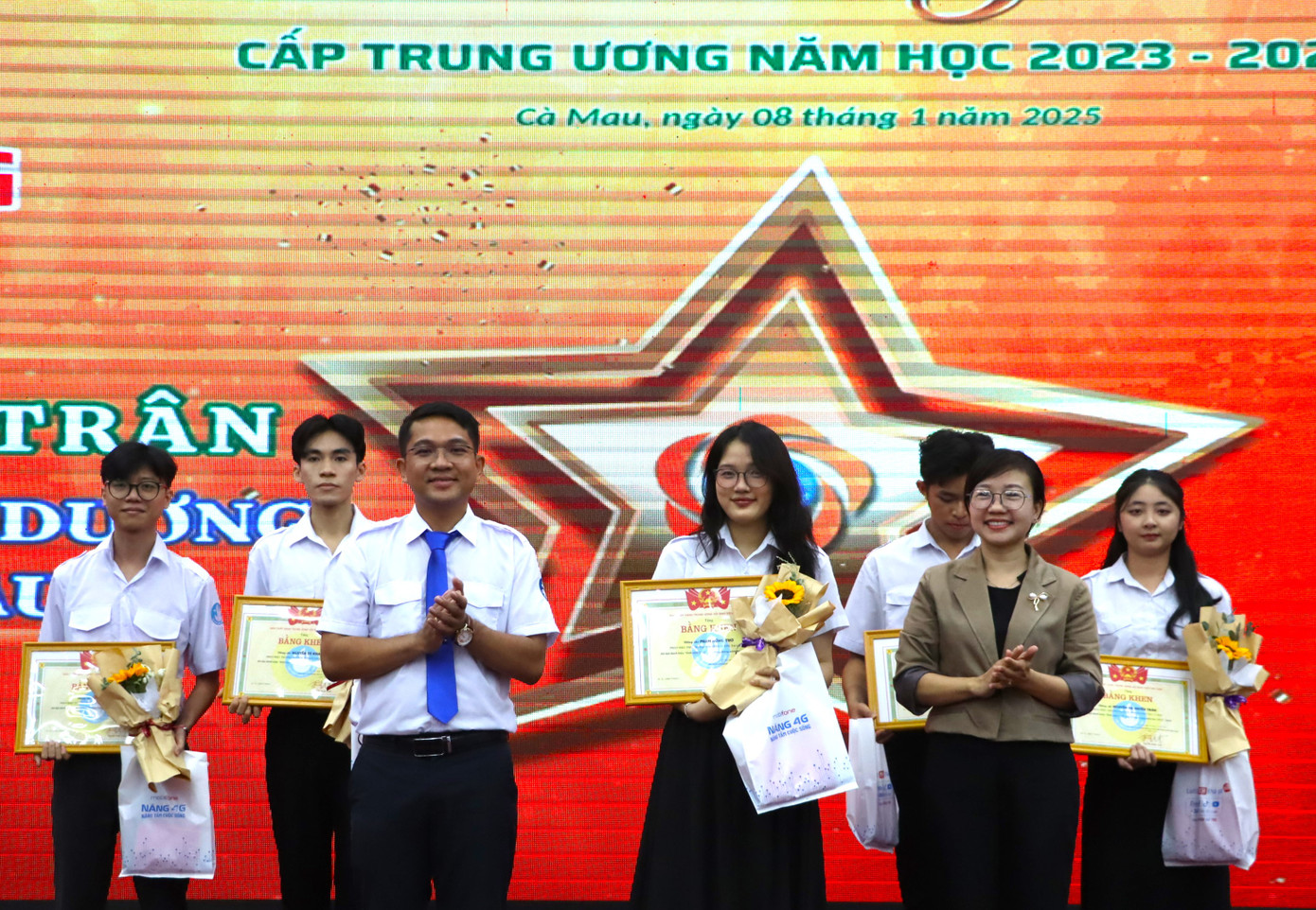 Anh Trần Đăng Khoa trao hoa và bằng khen cho các cá nhân đạt danh hiệu “Sinh viên 5 tốt”. Anh Trần Đăng Khoa trao hoa và bằng khen cho các cá nhân đạt danh hiệu “Sinh viên 5 tốt”.