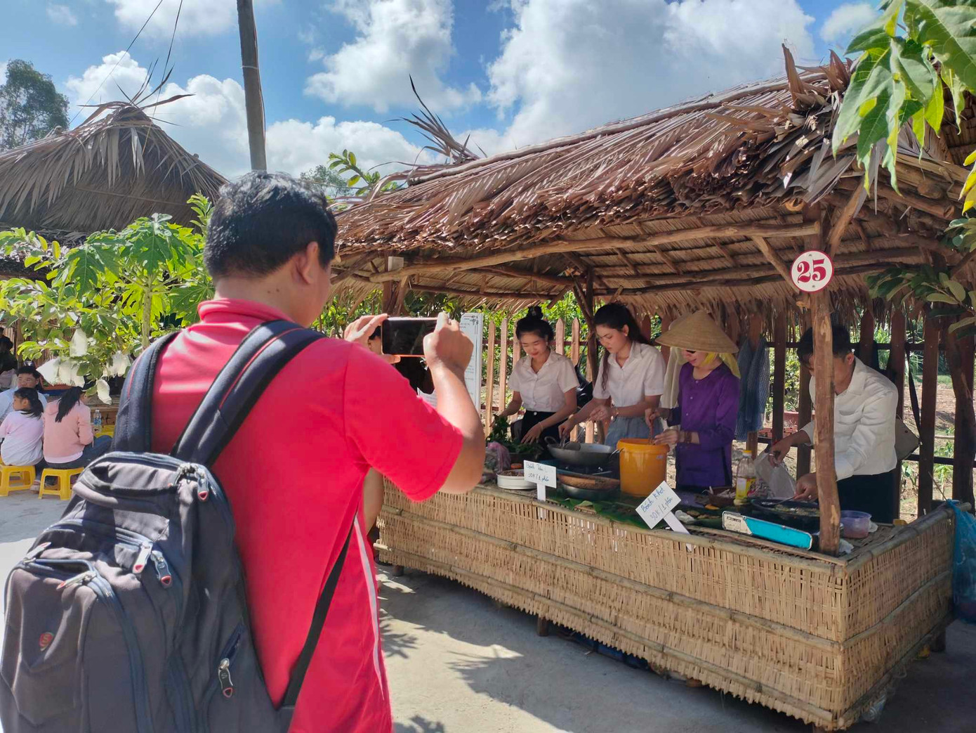 Ngày hội Hương rừng U Minh diễn ra từ ngày 25/4 - 1/5/2025, với nhiều hoạt động, trong đó có việc tái hiện chợ quê tại vùng đất Cà Mau.