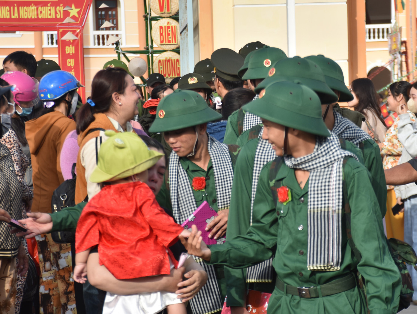 Tân binh Cà Mau bịn rịn trước lúc lên đường tòng quân.