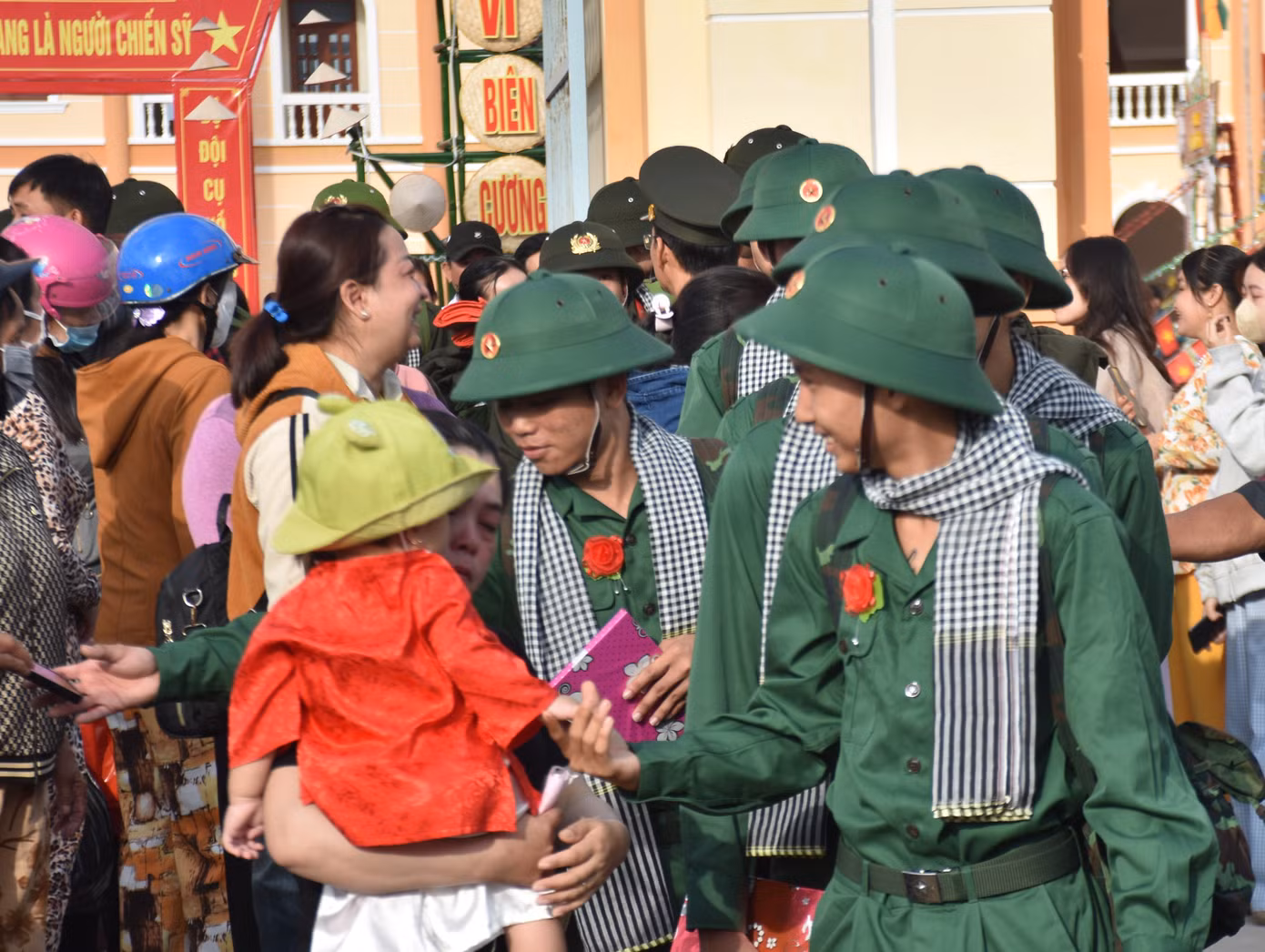 Tân binh Cà Mau bịn rịn trước lúc lên đường tòng quân.
