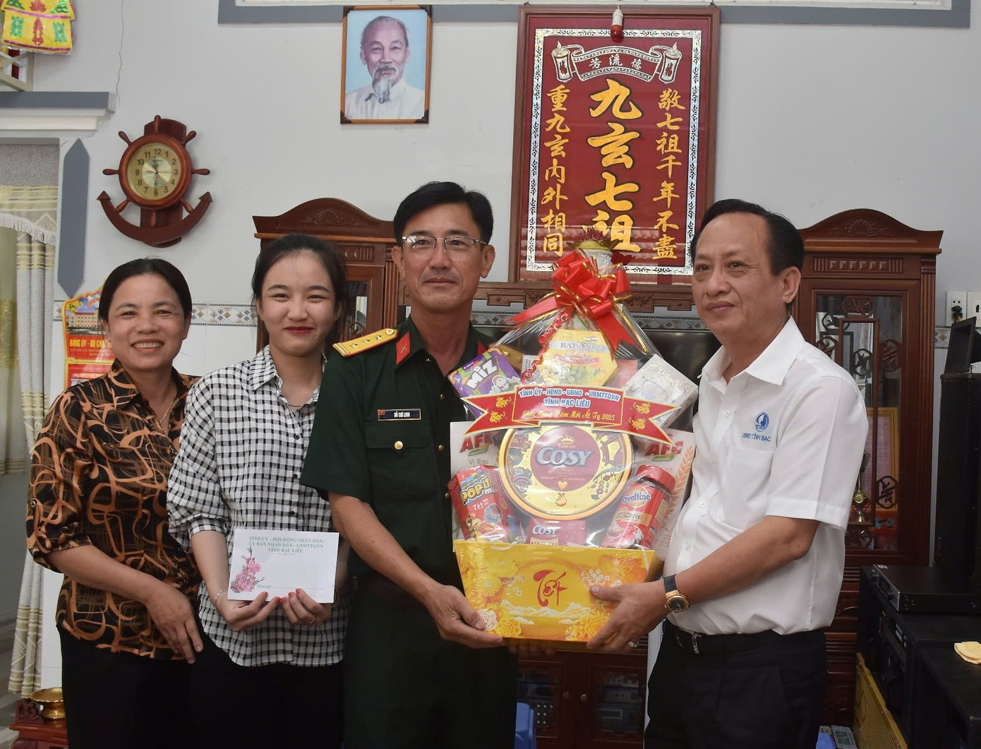 Chủ tịch UBND tỉnh Bạc Liêu - ông Phạm Văn Thiều (bìa phải) thăm, động viên và tặng quà gia đình Như Ý. Chủ tịch UBND tỉnh Bạc Liêu - ông Phạm Văn Thiều (bìa phải) thăm, động viên và tặng quà gia đình Như Ý.