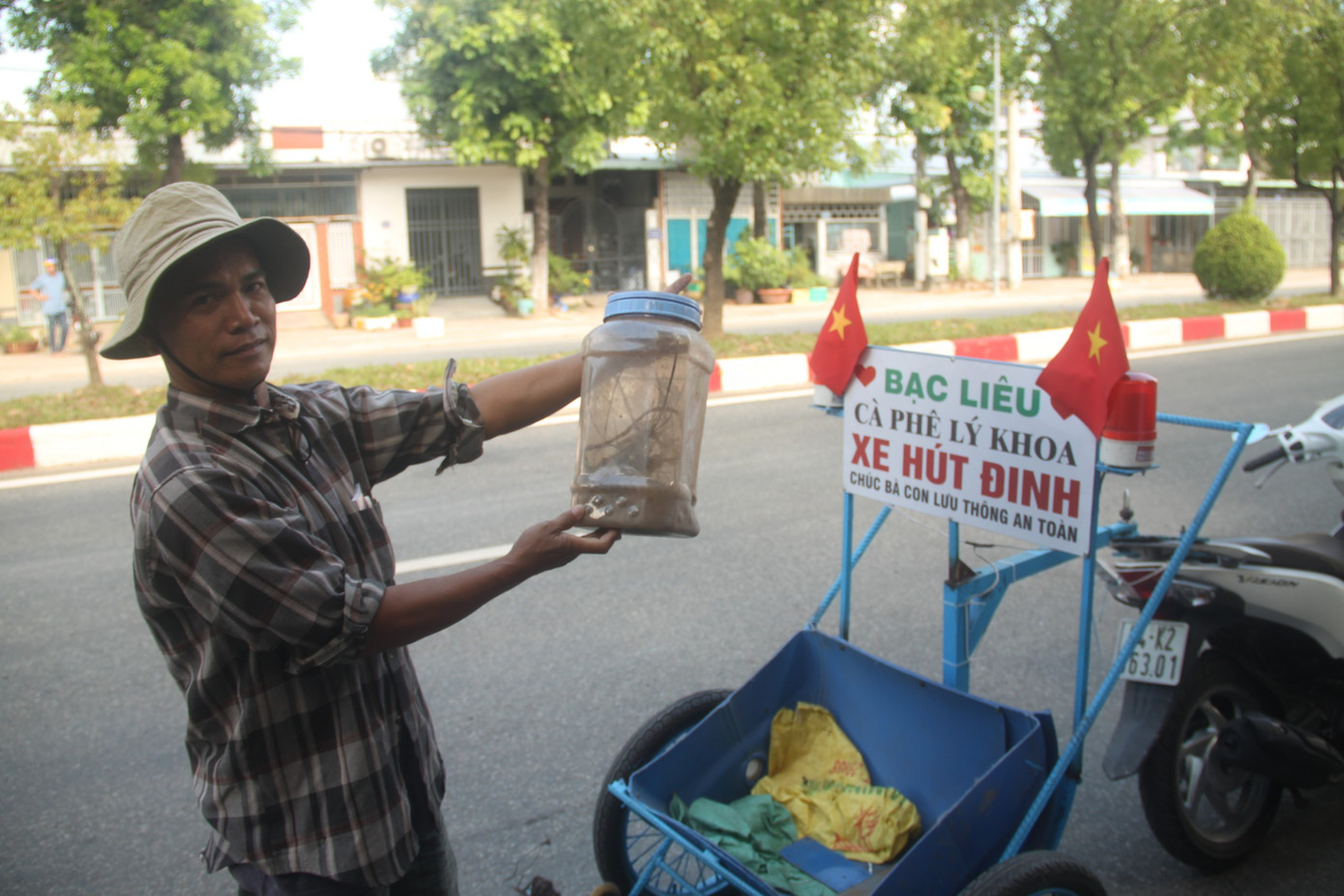 Mỗi lần xe hút được khoảng hơn 1kg sắt vụn, đinh, ốc vít, nhiều mảnh sắt nhọn… rơi vãi trên đường.