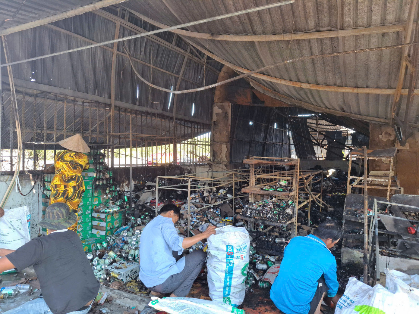 Vụ cháy làm thiệt hại nhiều tài sản của tiệm tạp hóa.