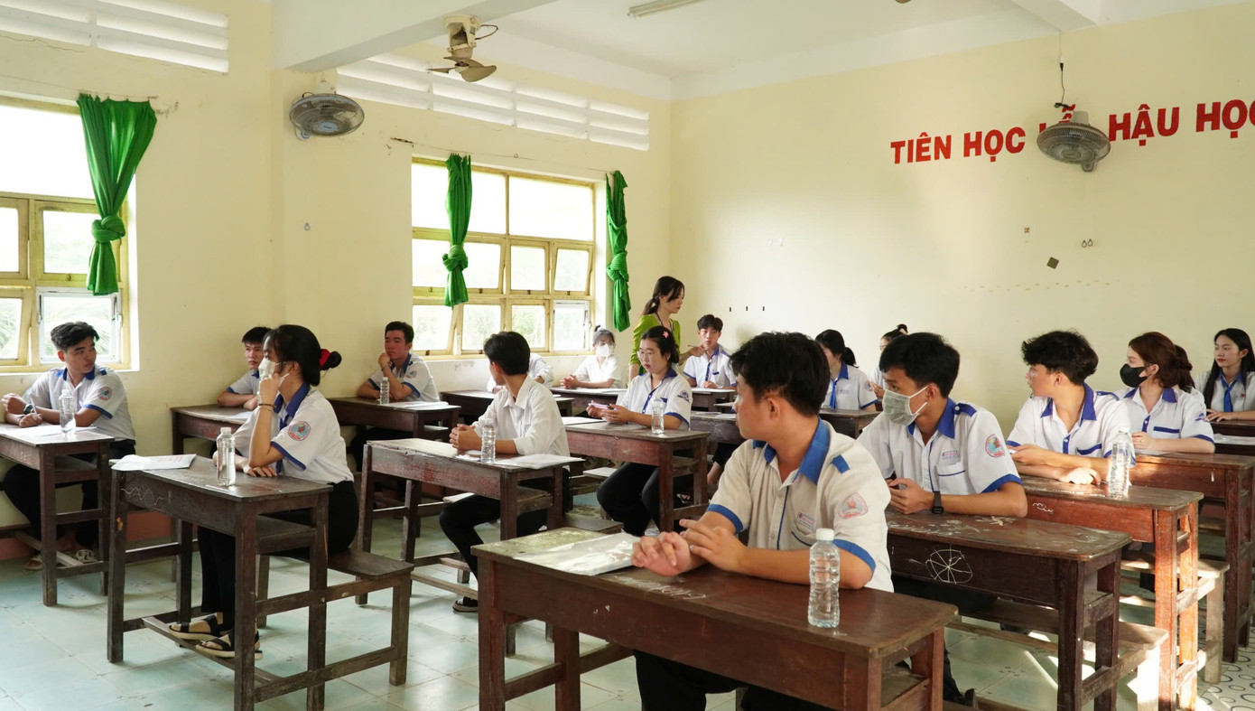 Các thí sinh dự thi tại điểm thi số 16 - Trường THPT Phan Ngọc Hiển (huyện Năm Căn, Cà Mau).