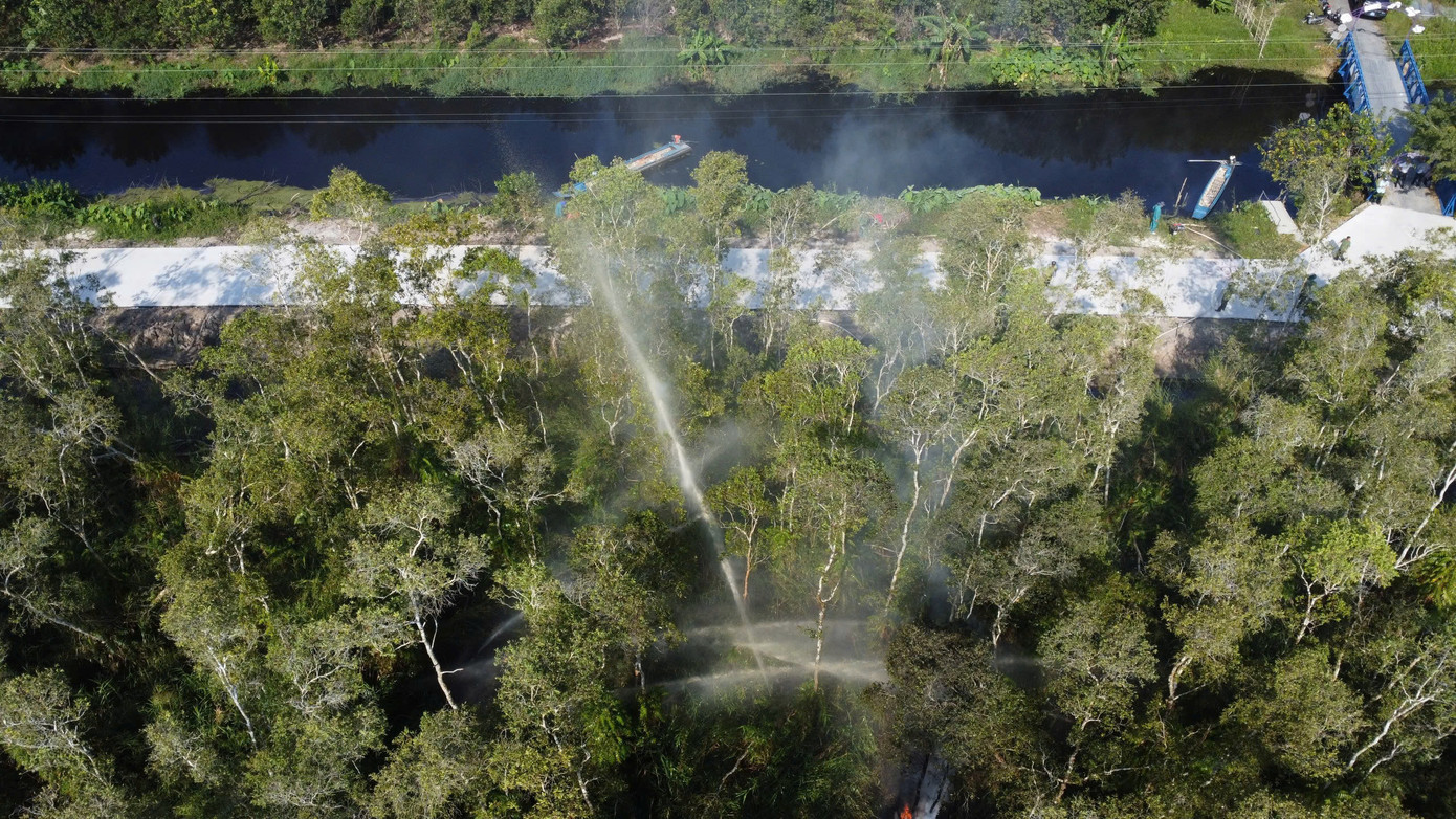 Ông Đỗ Văn Đồng – Phó Giám đốc Công ty TNHH MTV Lâm nghiệp U Minh Hạ chia sẻ: “Những ngày qua, Cà Mau xuất hiện vài cơn mưa trái mùa làm tăng nguy cơ cháy rừng rất cao. Vì thế, không thể chủ quan, lơ là, xem phòng cháy là nhiệm vụ trọng yếu”. Ông Đỗ Văn Đồng – Phó Giám đốc Công ty TNHH MTV Lâm nghiệp U Minh Hạ chia sẻ: “Những ngày qua, Cà Mau xuất hiện vài cơn mưa trái mùa làm tăng nguy cơ cháy rừng rất cao. Vì thế, không thể chủ quan, lơ là, xem phòng cháy là nhiệm vụ trọng yếu”.