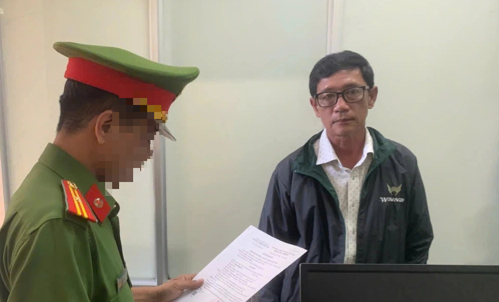 Bị can Chung Hoàng Vũ nghe công an tống đạt các quyết định tố tụng. Ảnh:CACC. Bị can Chung Hoàng Vũ nghe công an tống đạt các quyết định tố tụng. Ảnh:CACC.