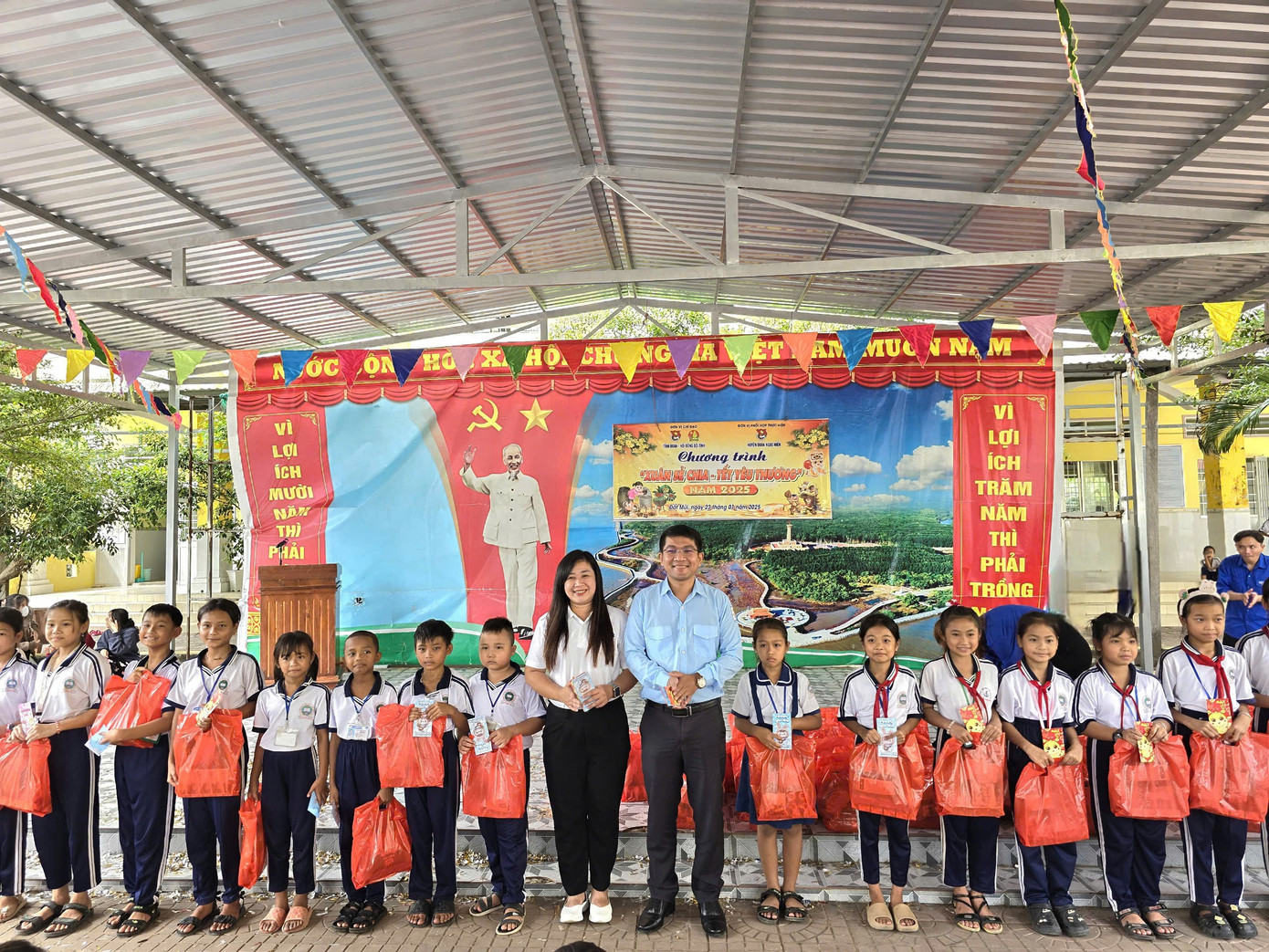 Cà Mau: Hơn 1,7 tỷ đồng chăm lo thiếu nhi dịp Tết ảnh 1