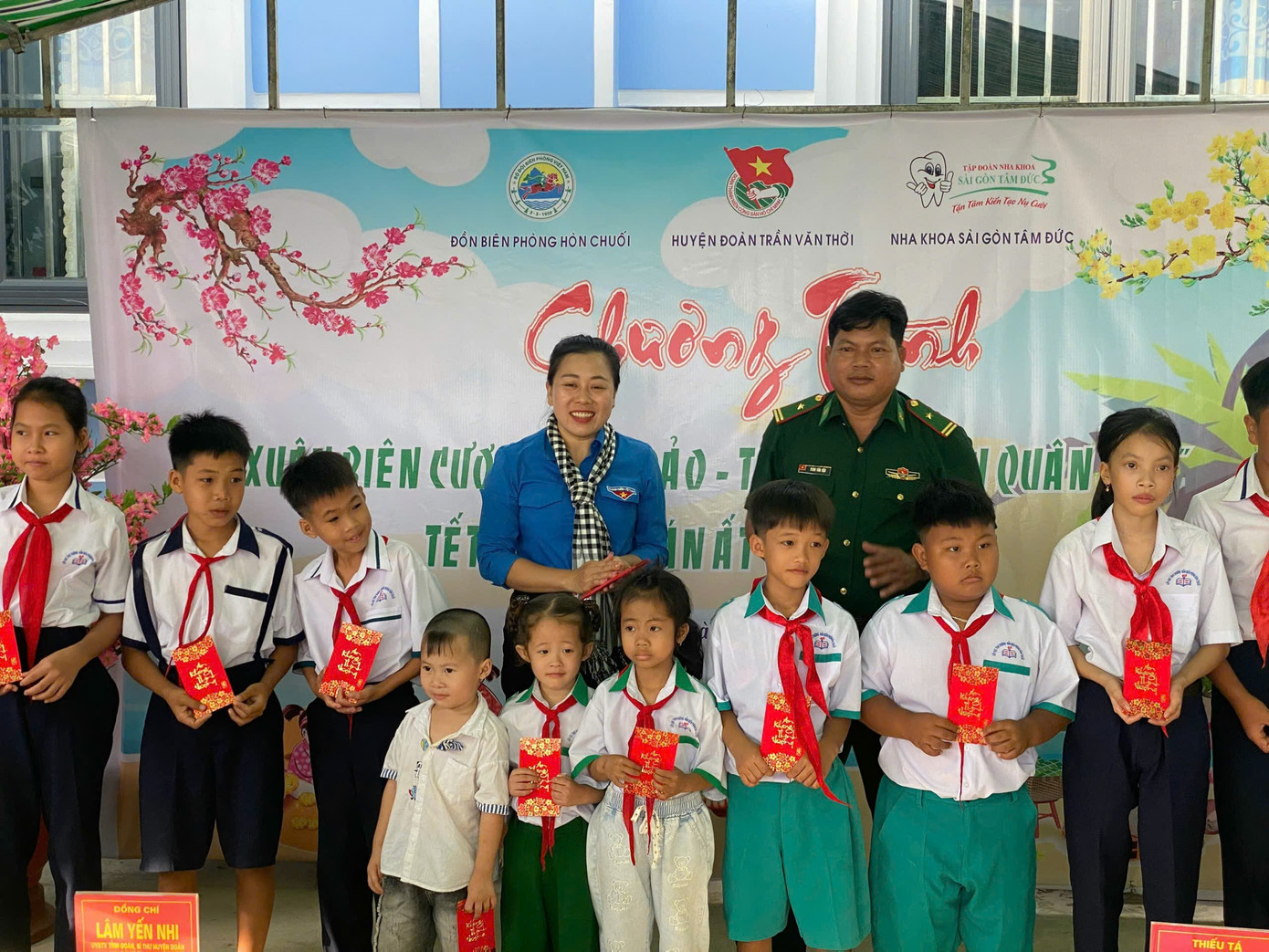 Trao lì xì Tết cho thiếu nhi đảo Hòn Chuối.