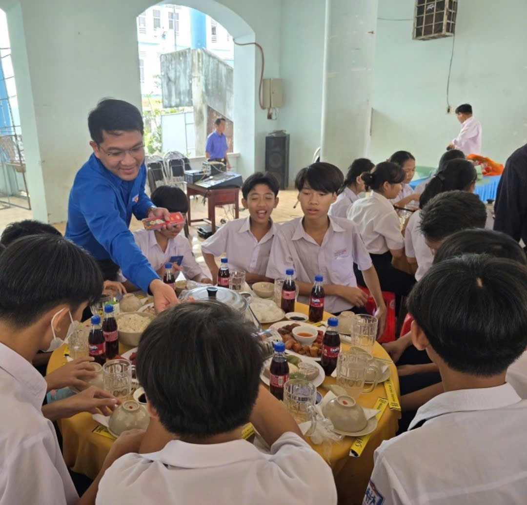 Thiếu nhi tại các trung tâm bảo trợ dùng bữa cơm Tết và nhận lì xì tại chương trình “Xuân yêu thương” năm 2025.