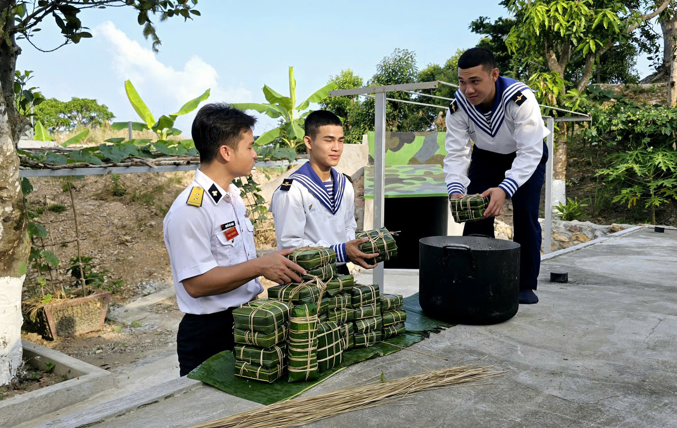 Bánh chưng là món ăn không thể thiếu trong mỗi dịp đón Tết Nguyên đán của cán bộ chiến sĩ. Bánh chưng là món ăn không thể thiếu trong mỗi dịp đón Tết Nguyên đán của cán bộ chiến sĩ.