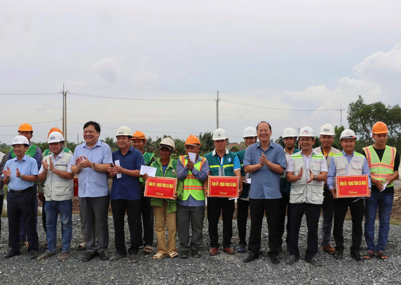 Bí thư Tỉnh ủy Cà Mau Nguyễn Hồ Hải tặng quà cho công nhân tại công trường.