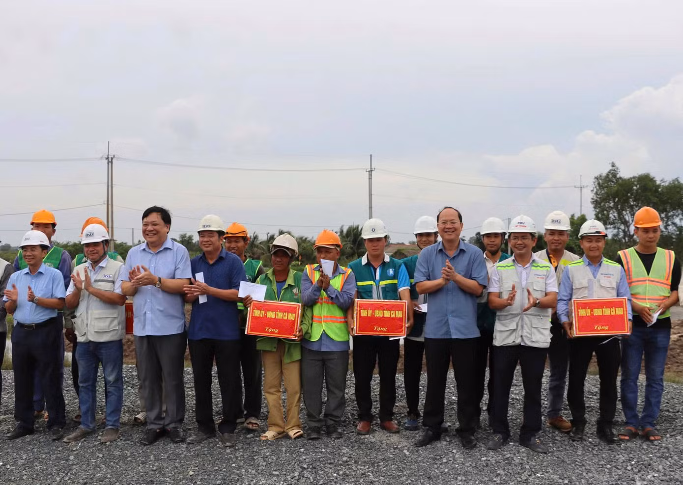 Bí thư Tỉnh ủy Cà Mau Nguyễn Hồ Hải tặng quà cho công nhân tại công trường.