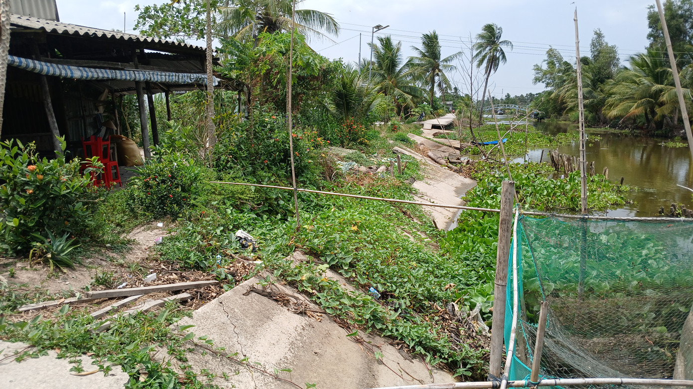 Giao thông trên tuyến đường bờ Nam kênh Quảng Hảo bị chia cắt hoàn toàn từ đầu tháng 2/2024, tới nay vẫn chưa được khắc phục.