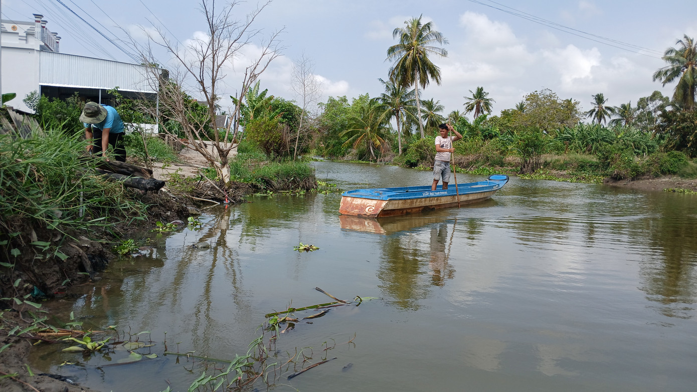 Hơn 1 năm nay, người dân sống bên đường dọc bờ kênh bị sạt lở, sụt lún muốn đi lại phải di chuyển bằng xuồng sang bờ đối diện để đi.