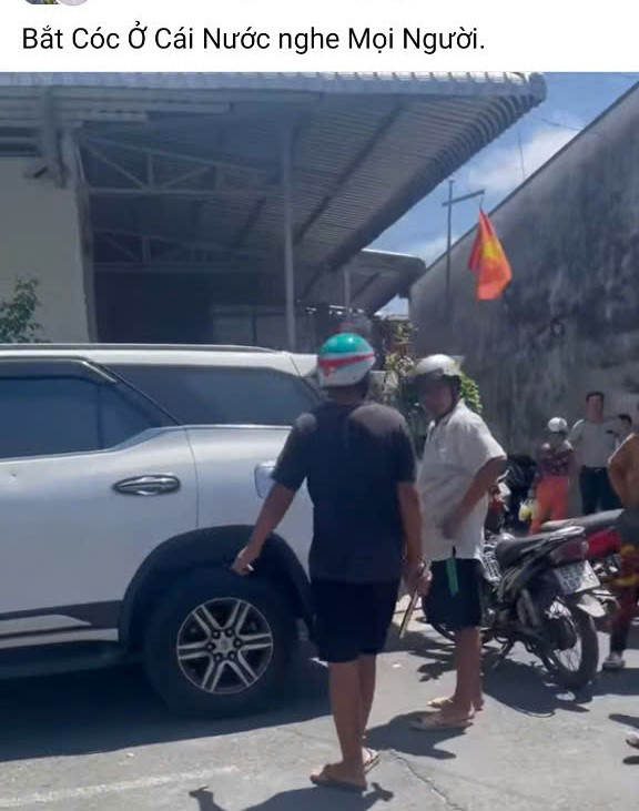 Nhiều người quay, phát trực tiếp thông tin "bắt cóc" trên các nền tảng mạng xã hội gây xôn xao dư luận (ảnh cắt từ clip). Nhiều người quay, phát trực tiếp thông tin "bắt cóc" trên các nền tảng mạng xã hội gây xôn xao dư luận (ảnh cắt từ clip).