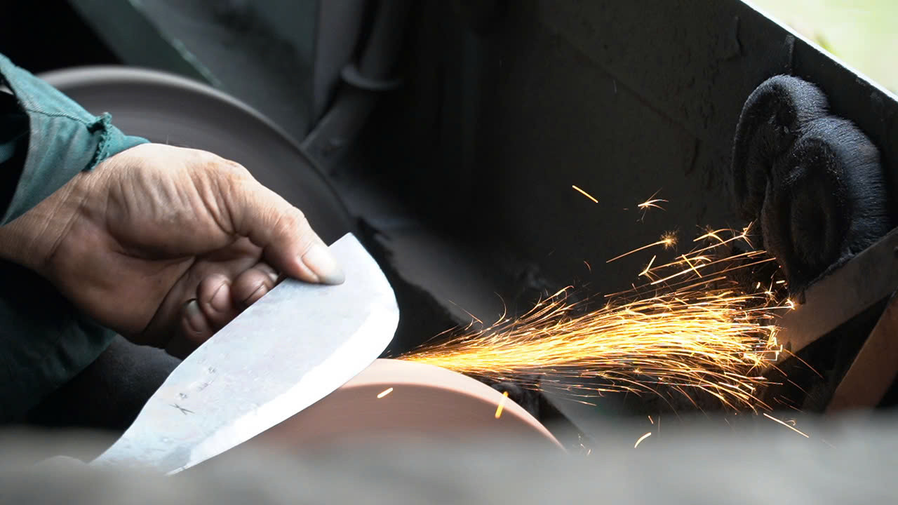 Nghề làm lò rèn trên sông xuất phát từ làng rèn ở huyện Phụng Hiệp, Hậu Giang. Ban đầu họ phục vụ tại chỗ, nhập hàng cho mối lái đi bán dạo, sau phương tiện phát triển, họ dần trang bị các lò rèn lên ghe để đi làm dạo, phục vụ khách tận nhà. Hàng trăm lò rèn di động từ đây tỏa đi khắp các tỉnh miền Tây hành nghề. Nghề làm lò rèn trên sông xuất phát từ làng rèn ở huyện Phụng Hiệp, Hậu Giang. Ban đầu họ phục vụ tại chỗ, nhập hàng cho mối lái đi bán dạo, sau phương tiện phát triển, họ dần trang bị các lò rèn lên ghe để đi làm dạo, phục vụ khách tận nhà. Hàng trăm lò rèn di động từ đây tỏa đi khắp các tỉnh miền Tây hành nghề.