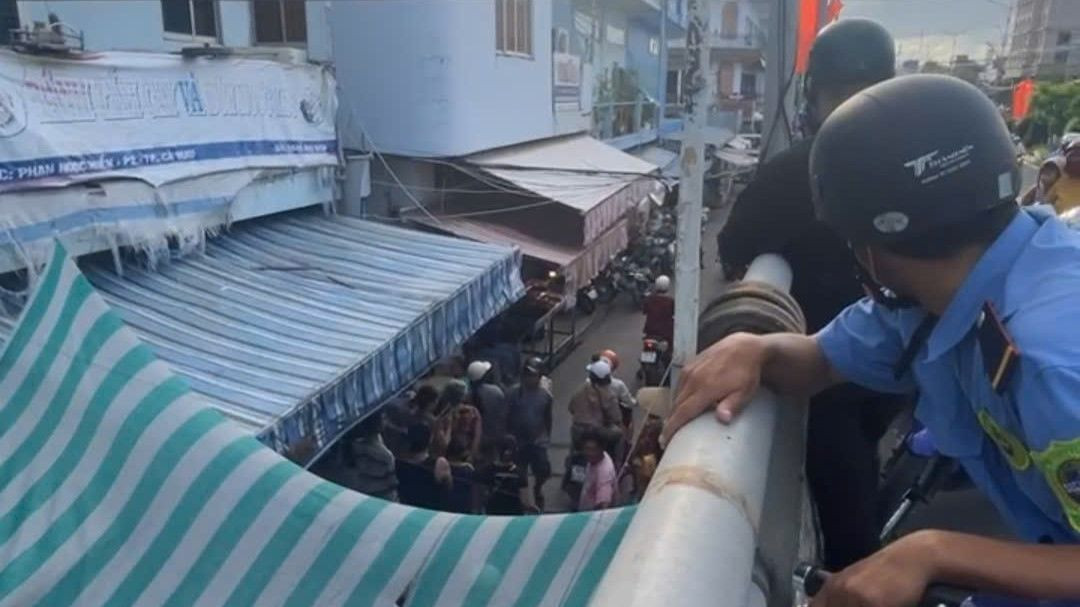 Người dân tập trung tại hiện trường vụ việc (Ảnh cắt từ clip). Người dân tập trung tại hiện trường vụ việc (Ảnh cắt từ clip).