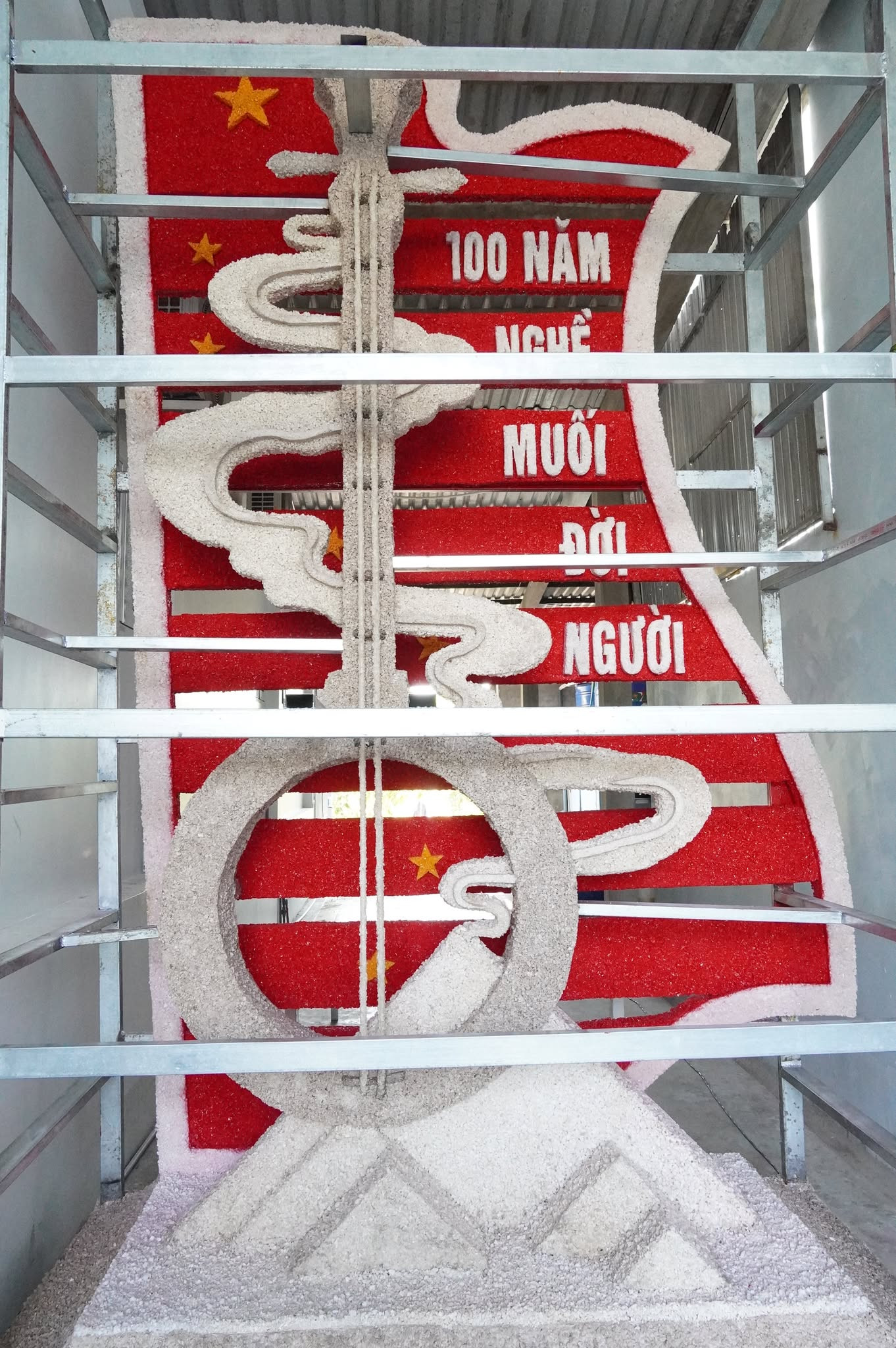 Sau nhiều lần thực hiện và thay đổi vì chưa ưng ý, sản phẩm cây đàn kìm cuối cùng thành hình với chiều cao 4,1m, chiều ngang 3,5m và nặng khoảng 500kg.