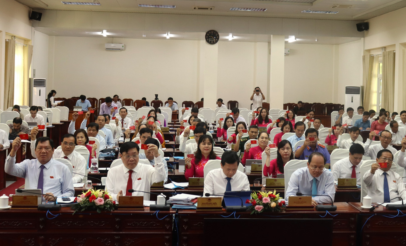 Các đại biểu HĐND Cà Mau thông qua Nghị quyết về chủ trương sắp xếp đơn vị hành chính cấp xã, tỉnh. Các đại biểu HĐND Cà Mau thông qua Nghị quyết về chủ trương sắp xếp đơn vị hành chính cấp xã, tỉnh.