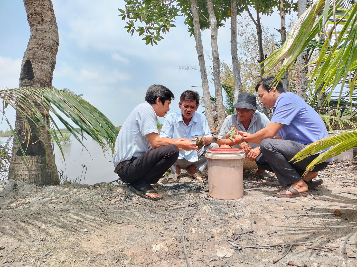 Ngành nông nghiệp huyện Năm Căn xuống từng hộ dân để nắm tình hình và tìm nguyên nhân cua chết. Ngành nông nghiệp huyện Năm Căn xuống từng hộ dân để nắm tình hình và tìm nguyên nhân cua chết.