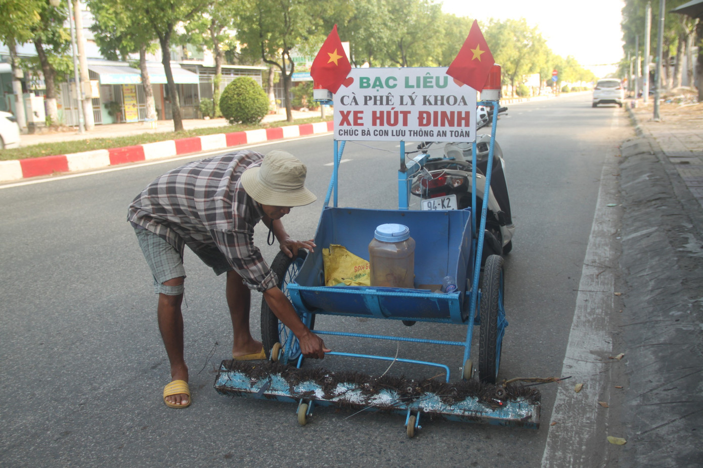 Xe hút đinh cùng bà con lưu thông an toàn của nhóm thiện nguyện ở Bạc Liêu.