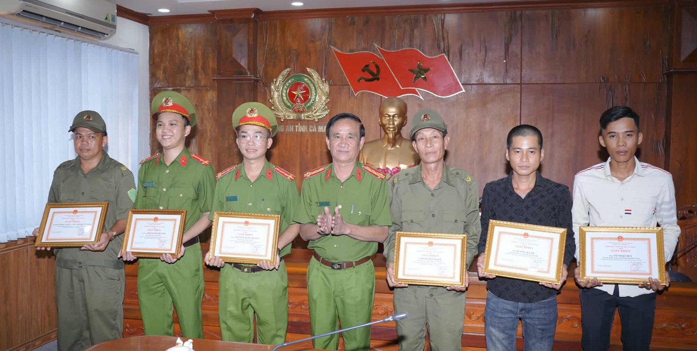 Đại tá Phạm Minh Lũy, Phó Giám đốc Công an tỉnh Cà Mau tặng giấy khen cho các cá nhân có thành tích truy bắt 2 đối tượng cướp giật tài sản. Ảnh: Công an Cà Mau. Đại tá Phạm Minh Lũy, Phó Giám đốc Công an tỉnh Cà Mau tặng giấy khen cho các cá nhân có thành tích truy bắt 2 đối tượng cướp giật tài sản. Ảnh: Công an Cà Mau.