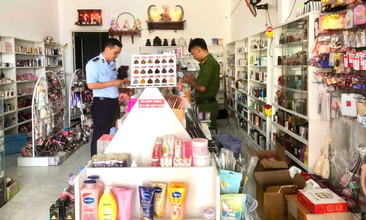 Đoàn kiểm tra tại điểm kinh doanh mỹ phẩm ở TP. Cà Mau. Ảnh: QLTT Cà Mau. Đoàn kiểm tra tại điểm kinh doanh mỹ phẩm ở TP. Cà Mau. Ảnh: QLTT Cà Mau.