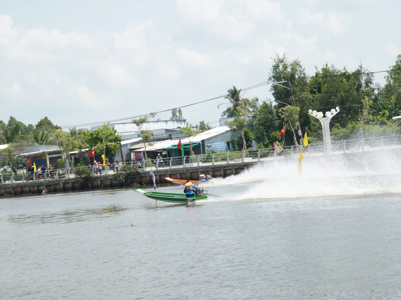 “Đây còn là dịp để các vận động viên, người dân đam mê bộ môn đua vỏ lãi ở ĐBSCL và các huyện trong tỉnh Cà Mau gặp gỡ, giao lưu, học hỏi và trao đổi kinh nghiệm lẫn nhau”, ông Khoa chia sẻ.