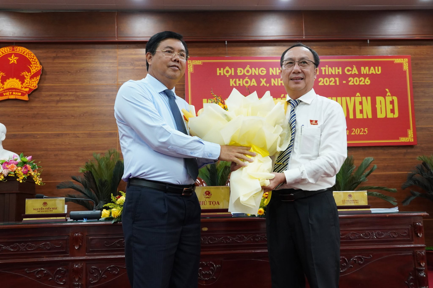 Ông Nguyễn Tiến Hải tặng hoa chúc mừng ông Phan Hoàng Vũ – Giám đốc Sở Nông nghiệp và Phát triển nông thôn giữ chức Phó Chủ tịch HĐND tỉnh Cà Mau khoá X nhiệm kỳ 2021 - 2026.