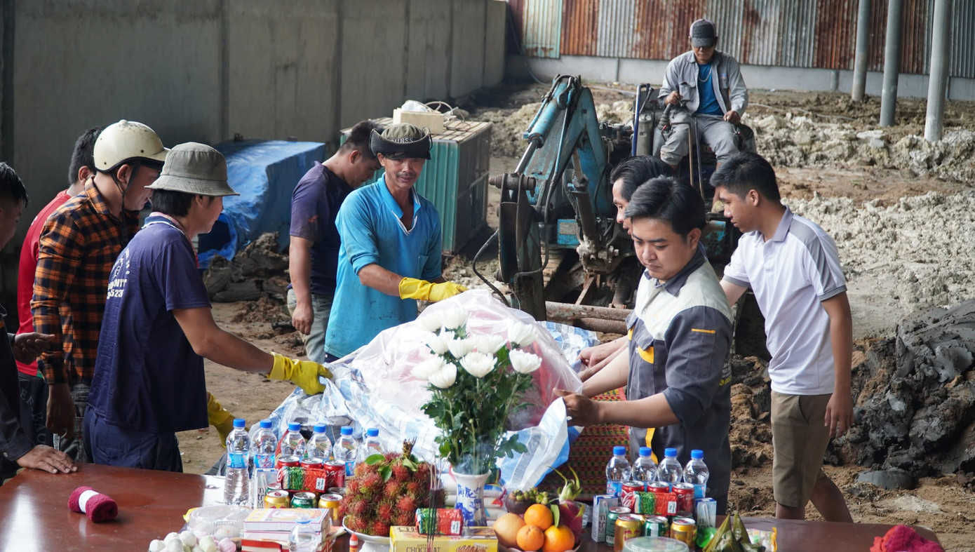 Người dân ở Cà Mau chôn cất xác cá heo.