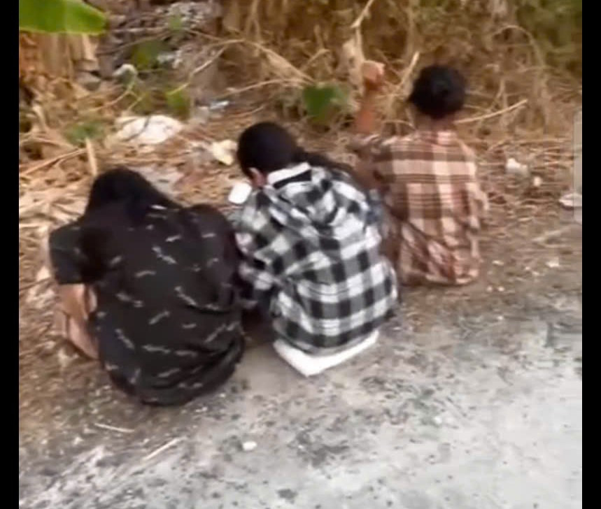 3 thiếu nữ bị công an và người dân phối hợp bắt giữ. Ảnh cắt từ clip. 3 thiếu nữ bị công an và người dân phối hợp bắt giữ. Ảnh cắt từ clip.