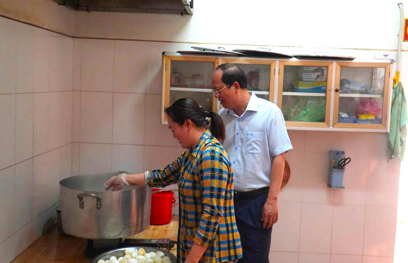 Bí thư Tỉnh uỷ Cà Mau kiểm tra bếp ăn tại nhà trường.