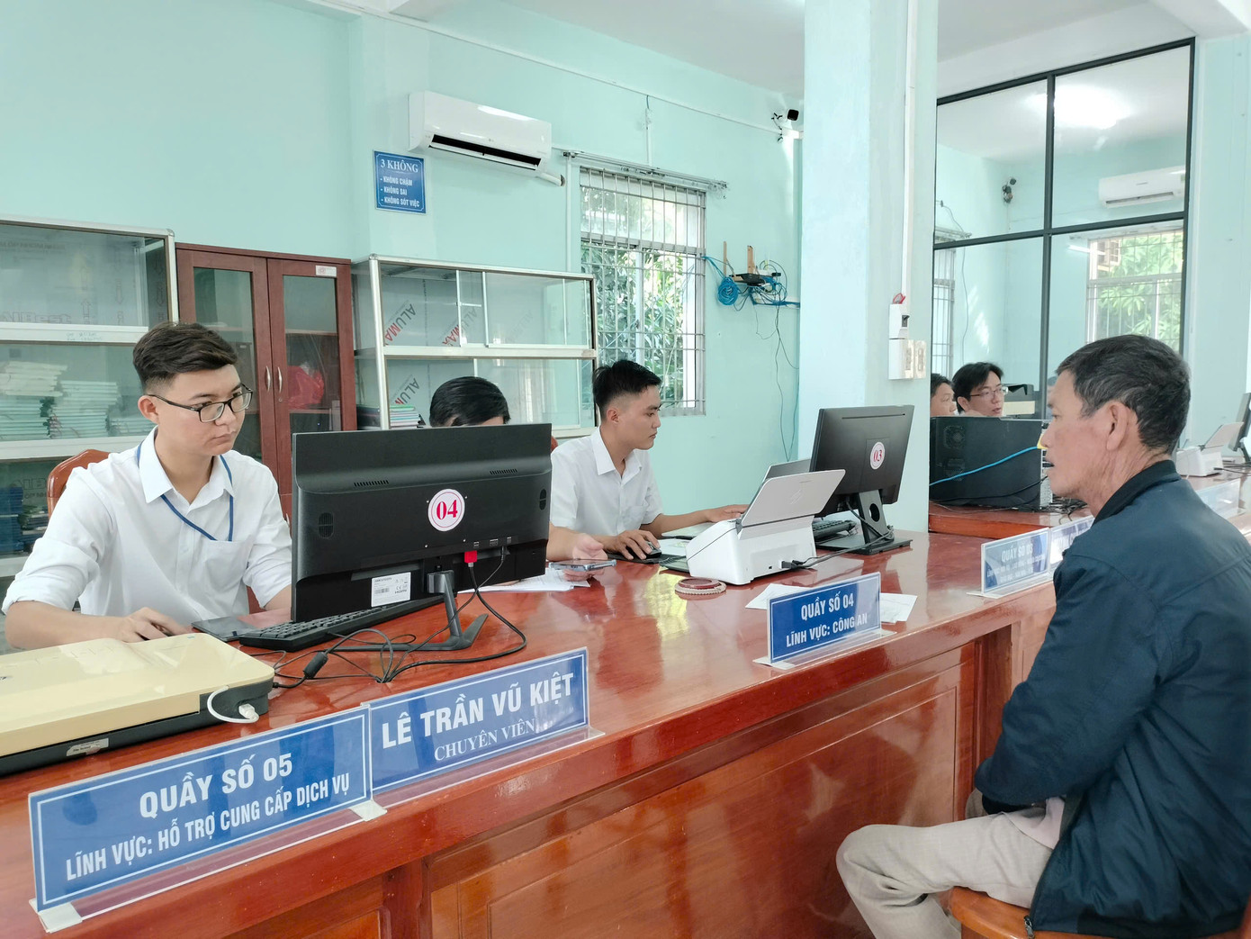 Ông Quách Văn Tịch được cán bộ UBND xã Đất Mũi hỗ trợ nhiệt tình, hiệu quả. Ông Quách Văn Tịch được cán bộ UBND xã Đất Mũi hỗ trợ nhiệt tình, hiệu quả.